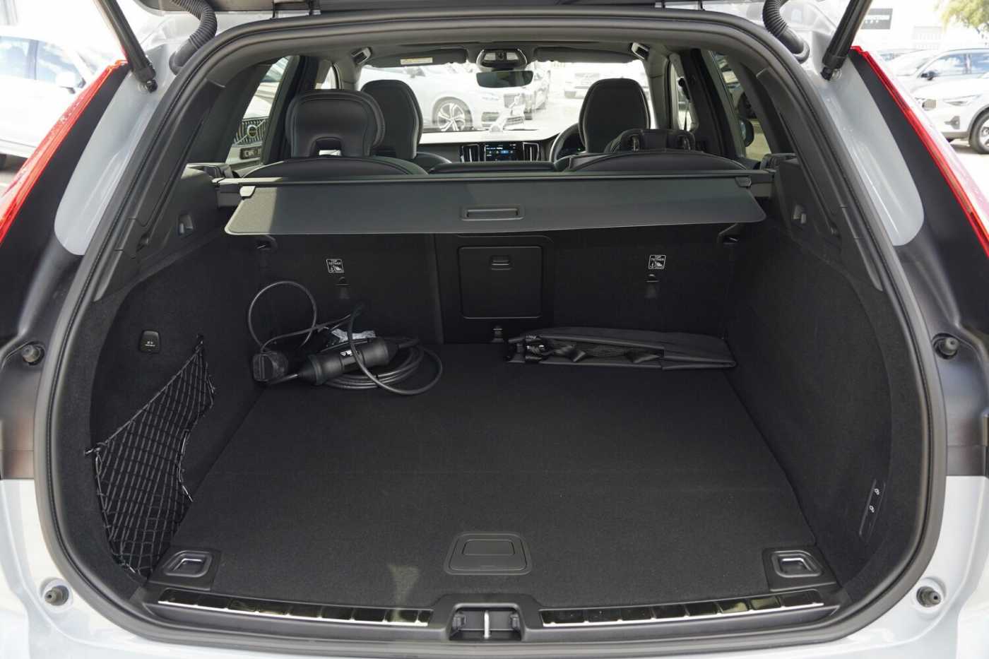 Volvo  XC60 Recharge Ultimate, T8 AWD Plug-in hybrid, Electric/Petrol, Dark