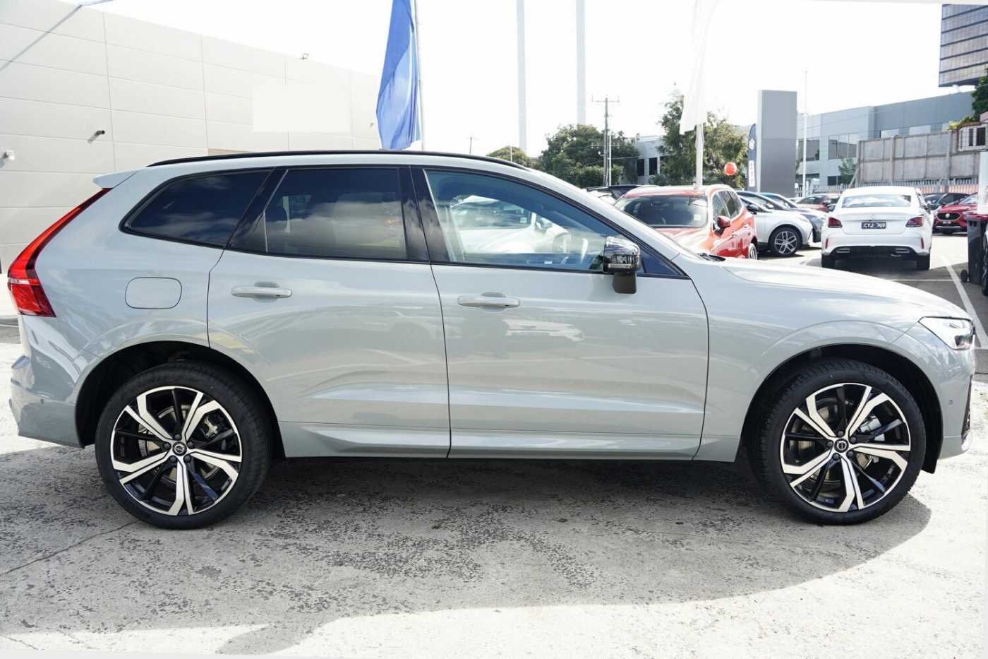 Volvo  XC60 Recharge Ultimate, T8 AWD Plug-in hybrid, Electric/Petrol, Dark