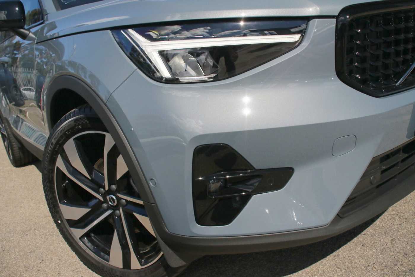 Volvo  XC40 Ultimate, B5 Mild Hybrid, Petrol, Dark