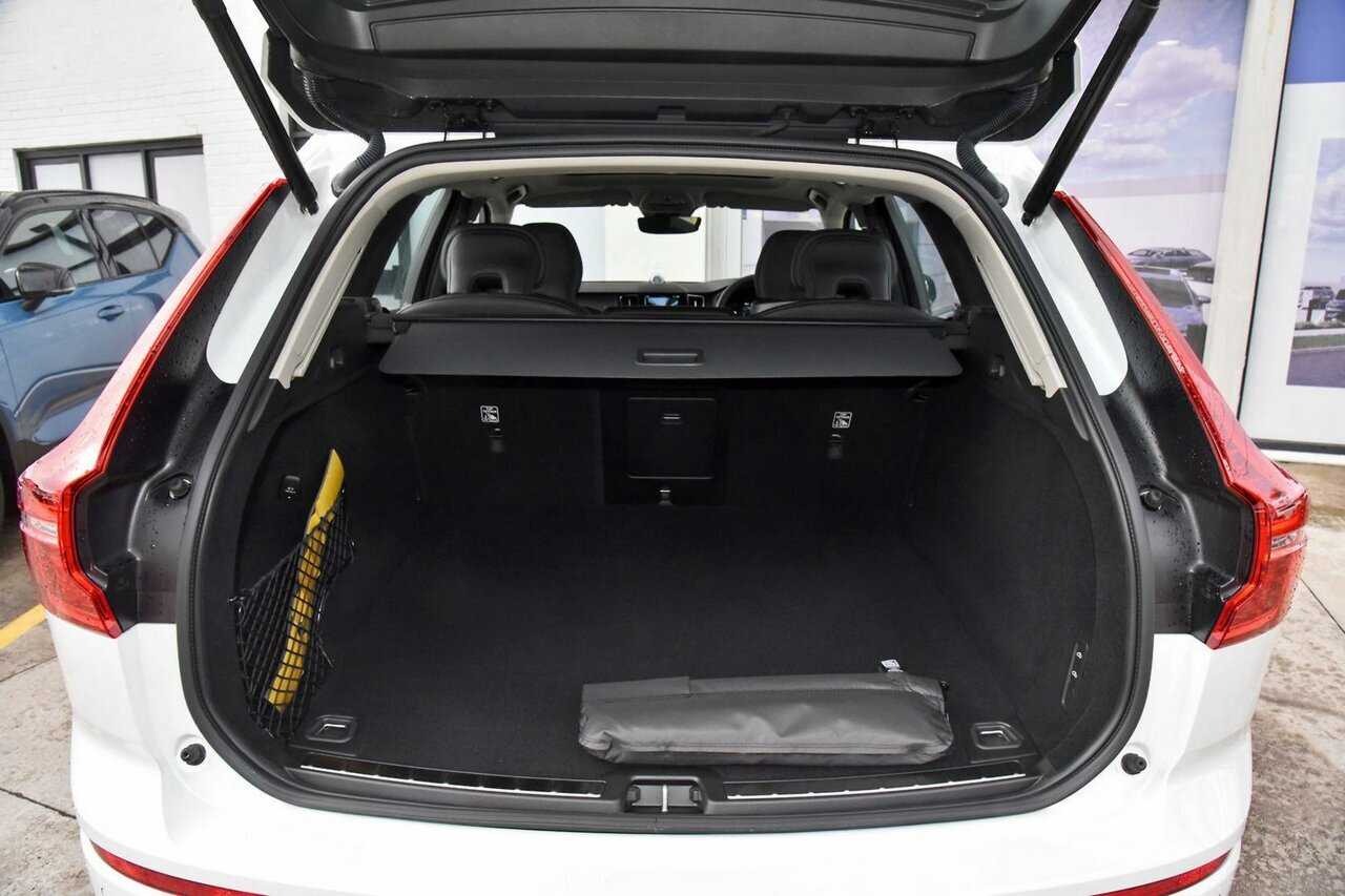Volvo  XC60 Ultimate, B6 AWD mild hybrid, Petrol, Dark