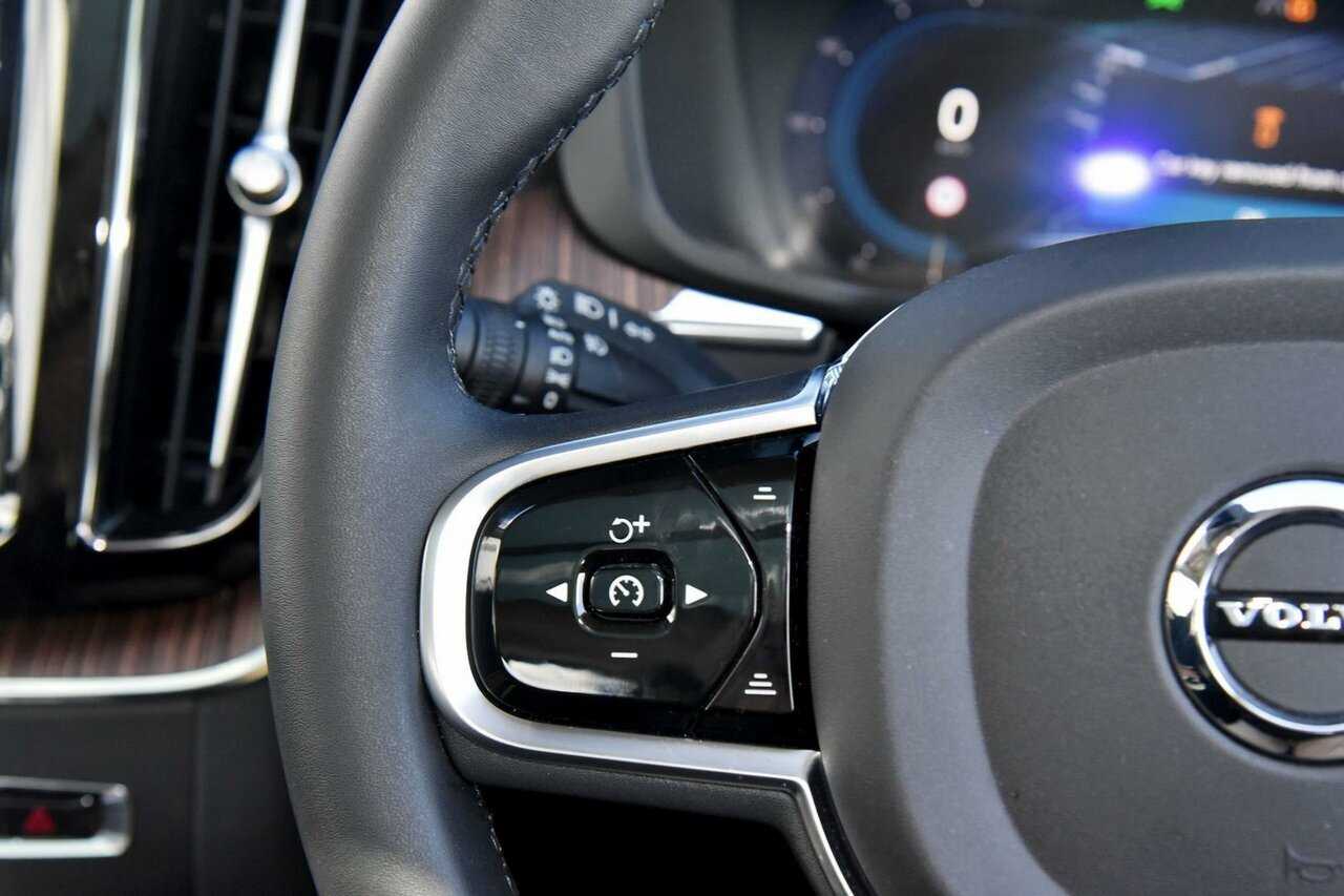 Volvo  XC60 Ultimate, B6 AWD mild hybrid, Petrol, Dark