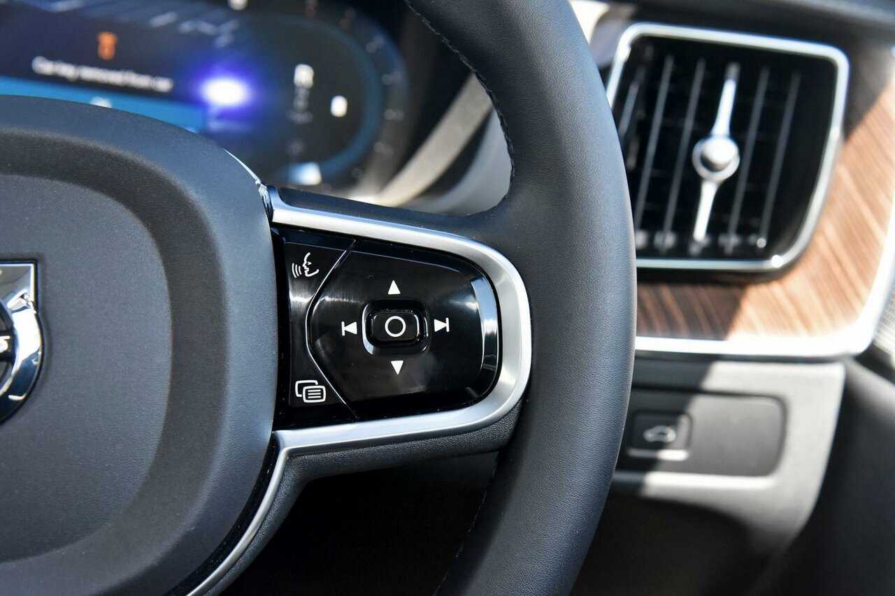 Volvo  XC60 Ultimate, B6 AWD mild hybrid, Petrol, Dark
