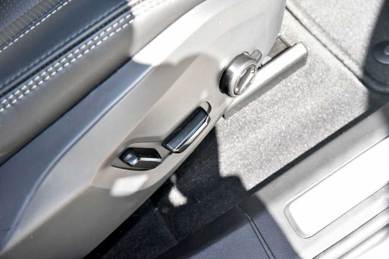 Volvo  XC60 Ultimate, B6 AWD mild hybrid, Petrol, Dark