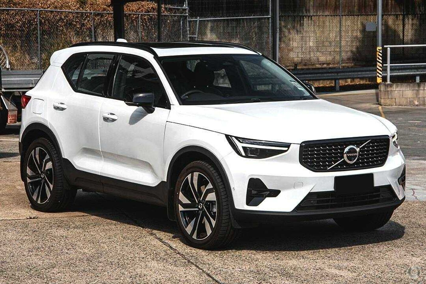 Volvo  XC40 Ultimate, B4 AWD Mild hybrid, Petrol, Dark