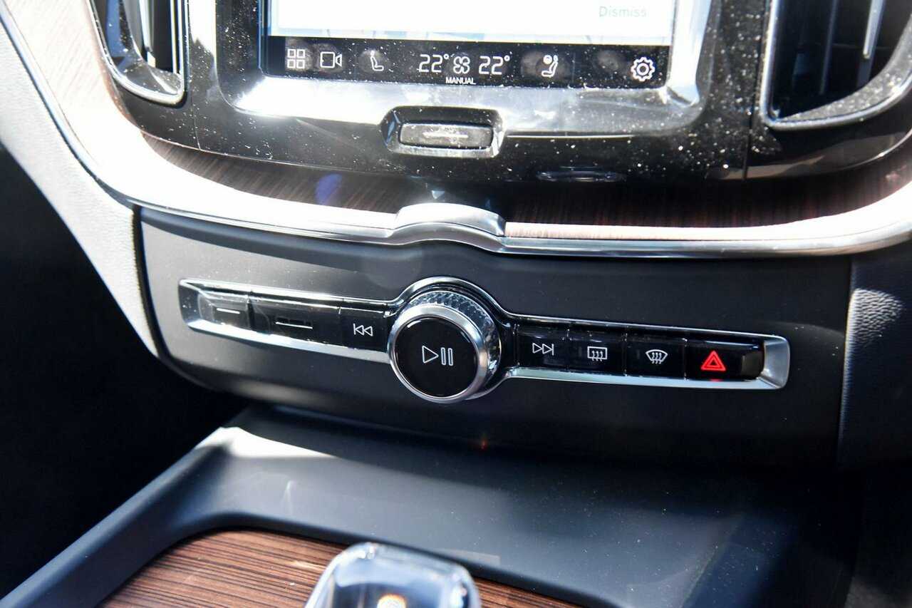 Volvo  XC60 Ultimate, B6 AWD mild hybrid, Petrol, Dark