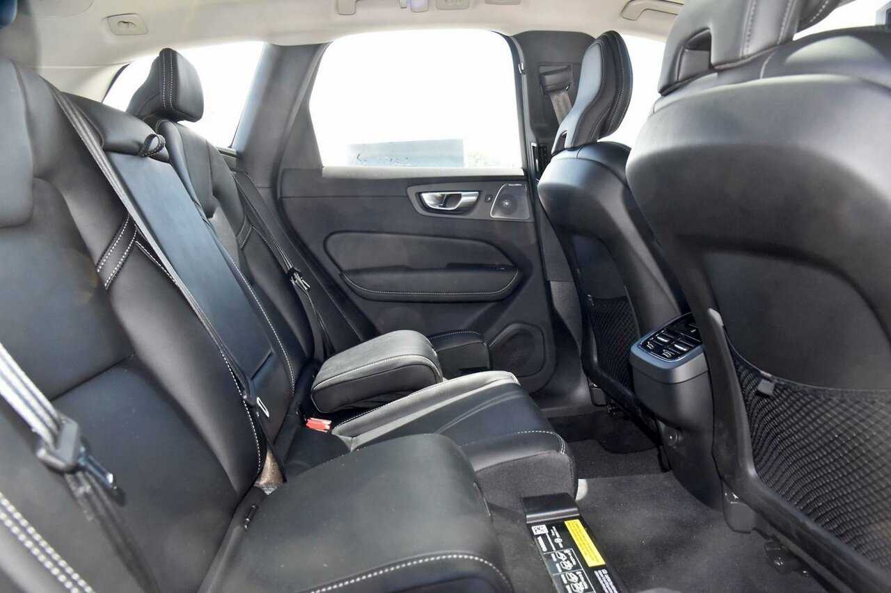 Volvo  XC60 Ultimate, B6 AWD mild hybrid, Petrol, Dark