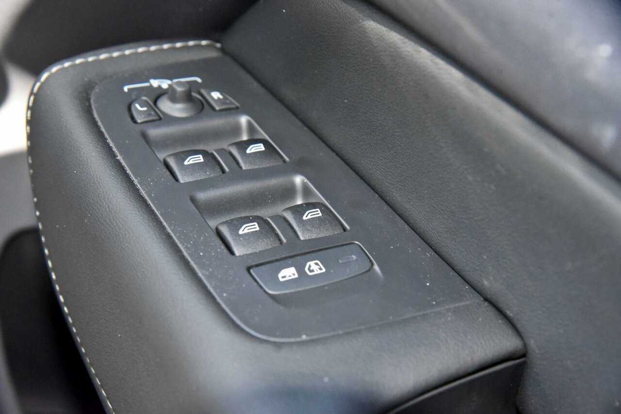 Volvo  XC60 Ultimate, B6 AWD mild hybrid, Petrol, Dark