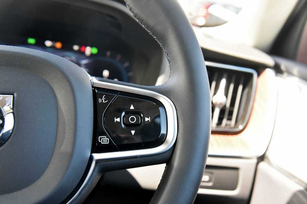Volvo  XC60 Ultimate, B6 AWD mild hybrid, Petrol, Dark