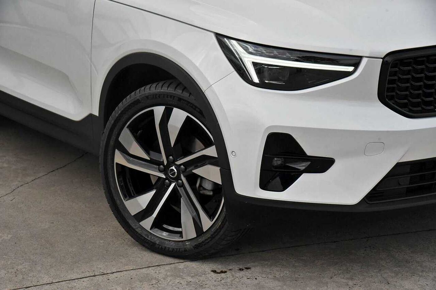 Volvo  XC40 Ultimate, B4 AWD Mild hybrid, Petrol, Dark