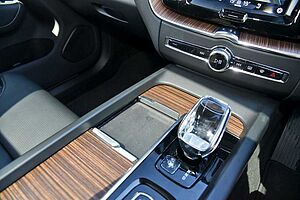 Volvo  XC60 Ultimate, B6 AWD mild hybrid, Petrol, Dark