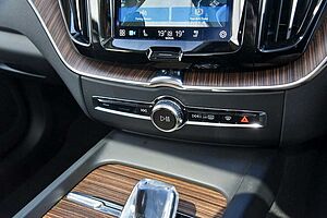 Volvo  XC60 Ultimate, B6 AWD mild hybrid, Petrol, Dark