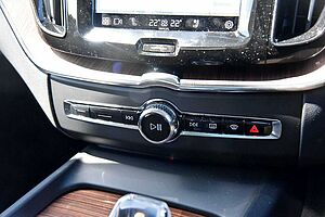 Volvo  XC60 Ultimate, B6 AWD mild hybrid, Petrol, Dark
