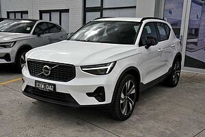 Volvo  XC40 Ultimate, B4 AWD Mild hybrid, Petrol, Dark