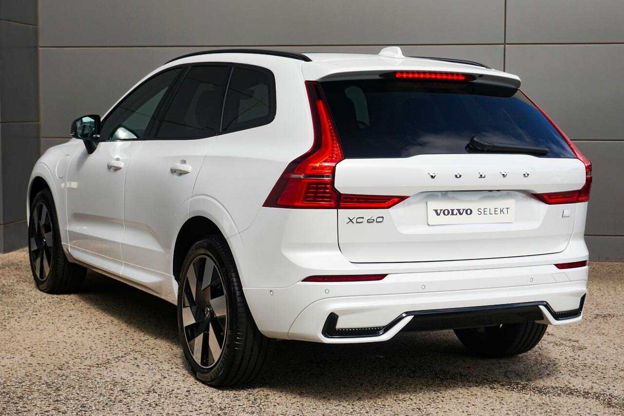 Volvo  XC60 Recharge Plus, T8 AWD Plug-In Hybrid, Electric/Petrol, Dark