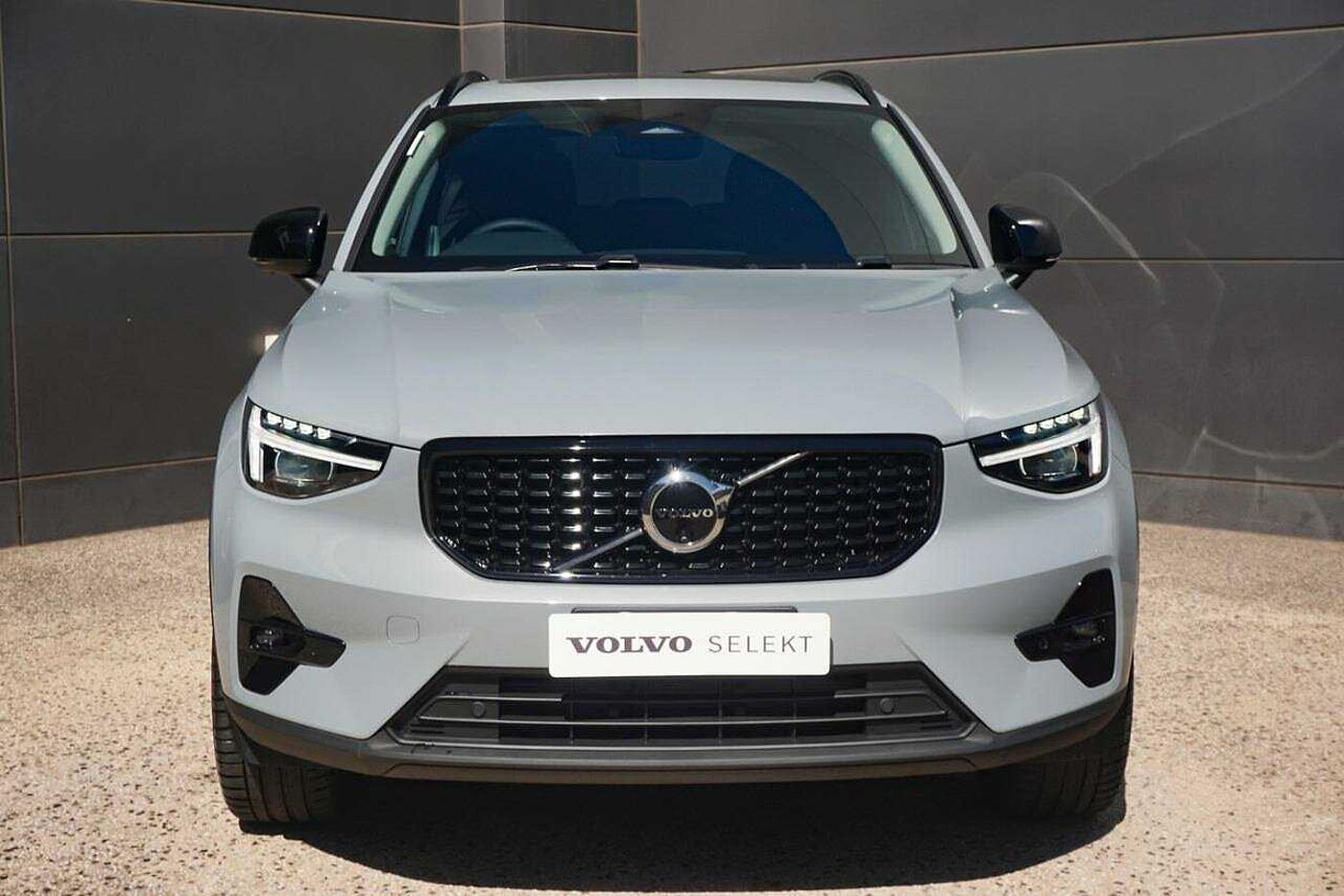 Volvo  XC40 Ultimate, B4 AWD Mild hybrid, Petrol, Dark