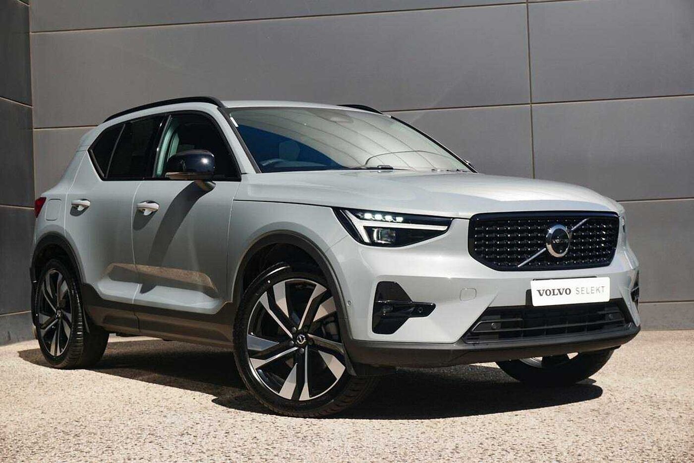 Volvo  XC40 Ultimate, B4 AWD Mild hybrid, Petrol, Dark