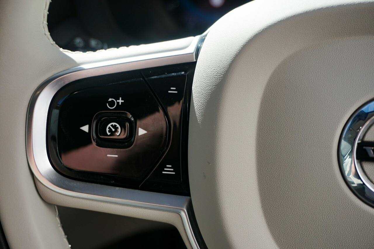 Volvo  UZ MY25 Plus T8 AWD Plug-In Hybrid