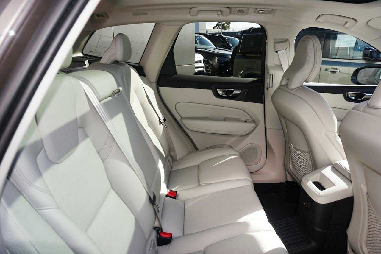 Volvo  UZ MY25 Plus T8 AWD Plug-In Hybrid