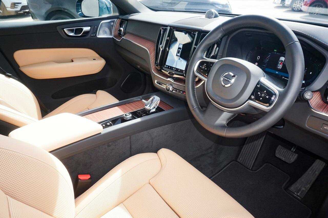Volvo  UZ MY25 Ultra B5 AWD Bright