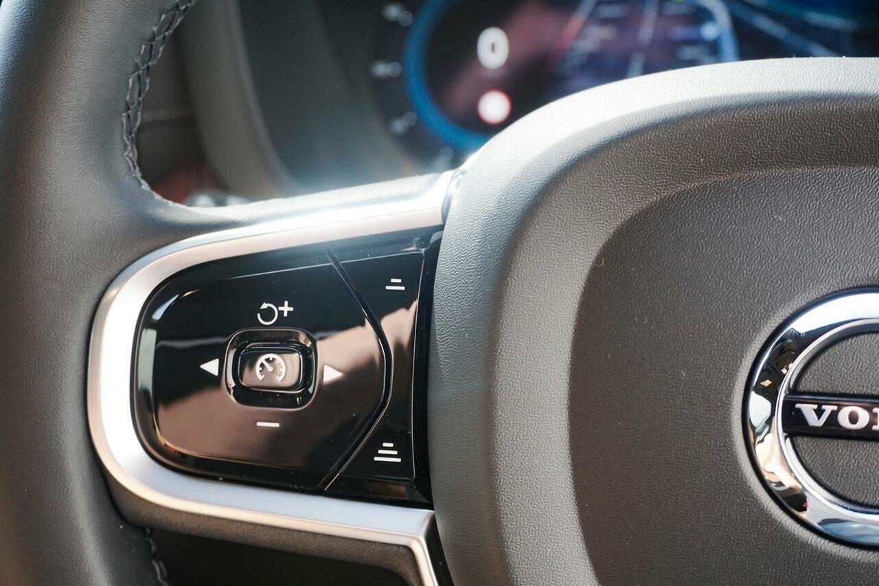 Volvo  UZ MY25 Ultra B5 AWD Bright