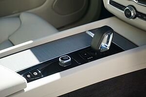 Volvo  UZ MY25 Plus T8 AWD Plug-In Hybrid
