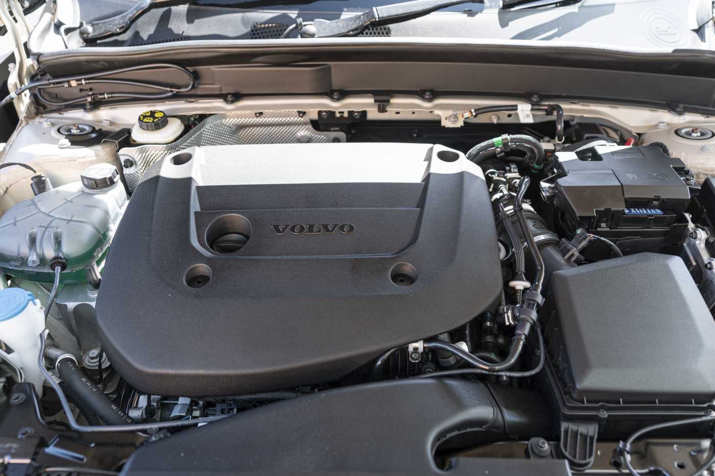 Volvo  XC40 Plus, B4 Mild hybrid, Petrol