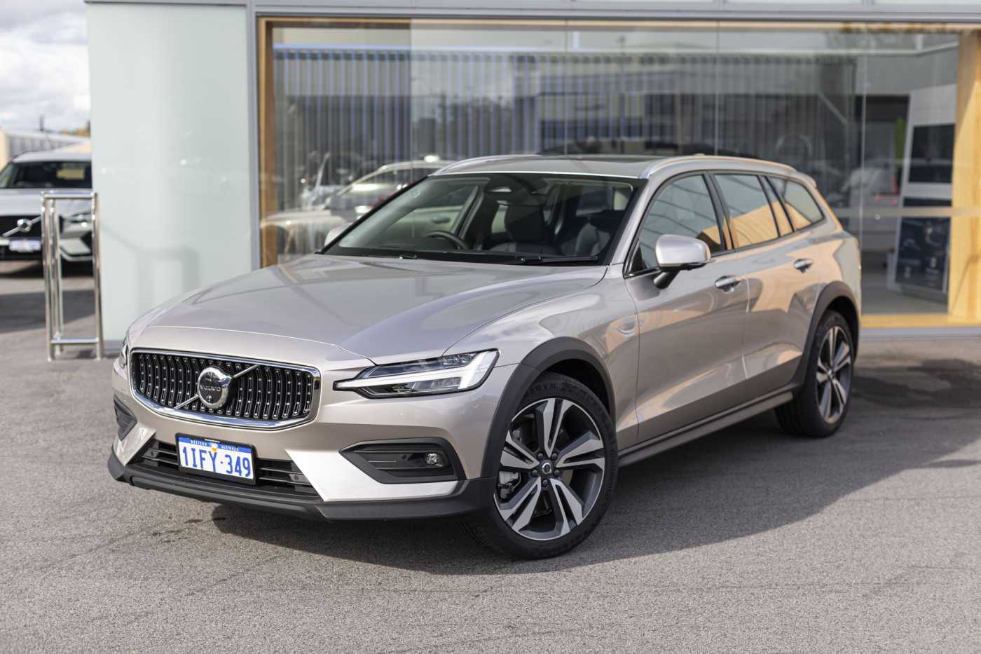 Volvo  V60 Cross Country Ultimate, B5 AWD Mild hybrid, Petrol, Bright