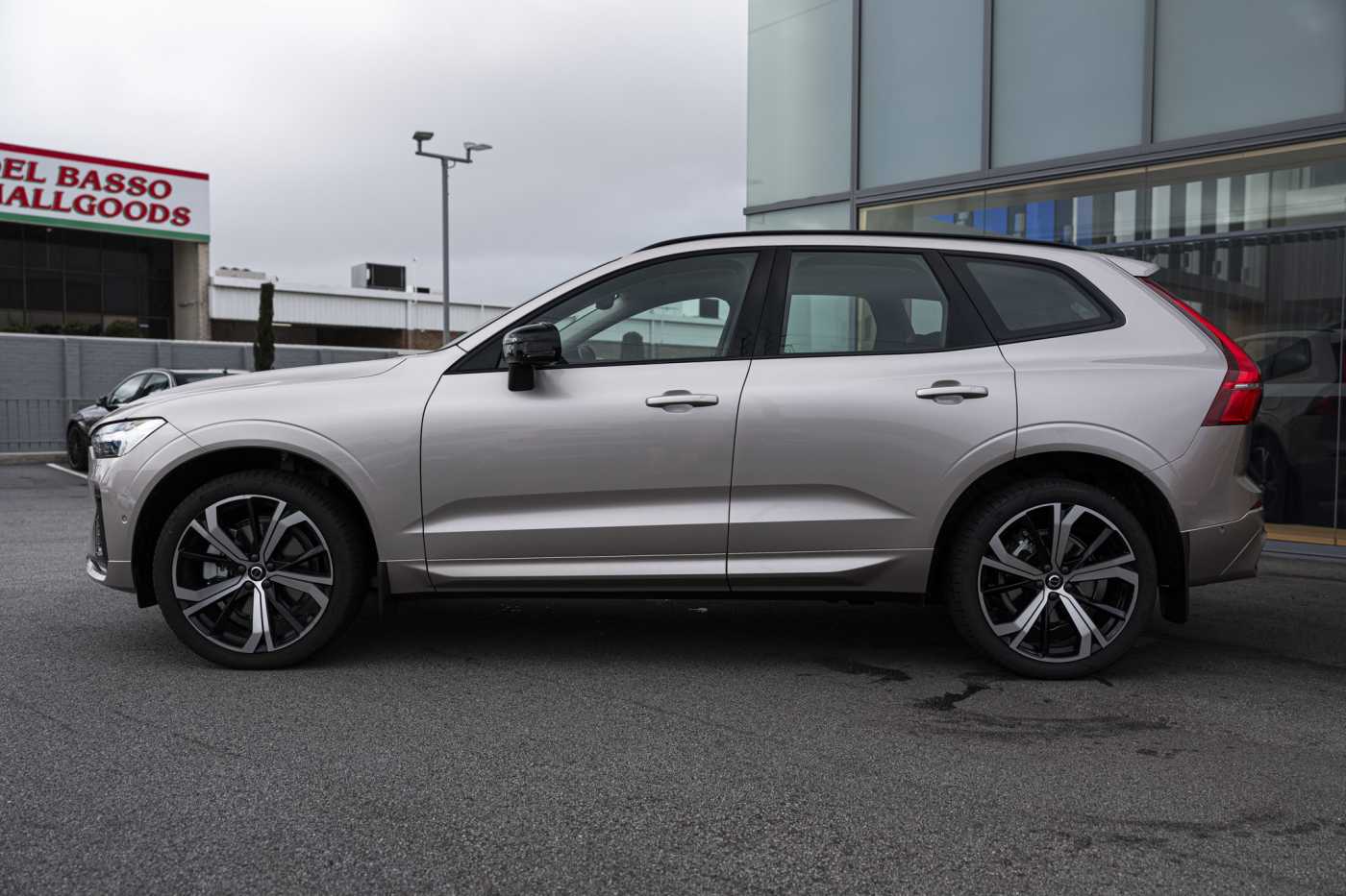 Volvo  XC60 Ultimate, B6 AWD mild hybrid, Petrol, Dark