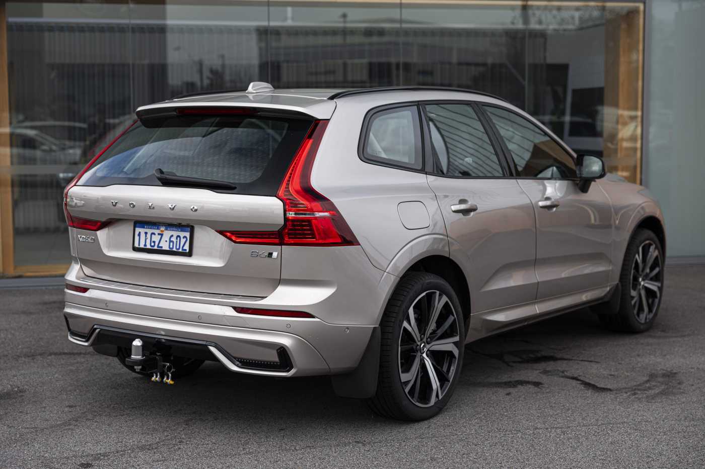 Volvo  XC60 Ultimate, B6 AWD mild hybrid, Petrol, Dark