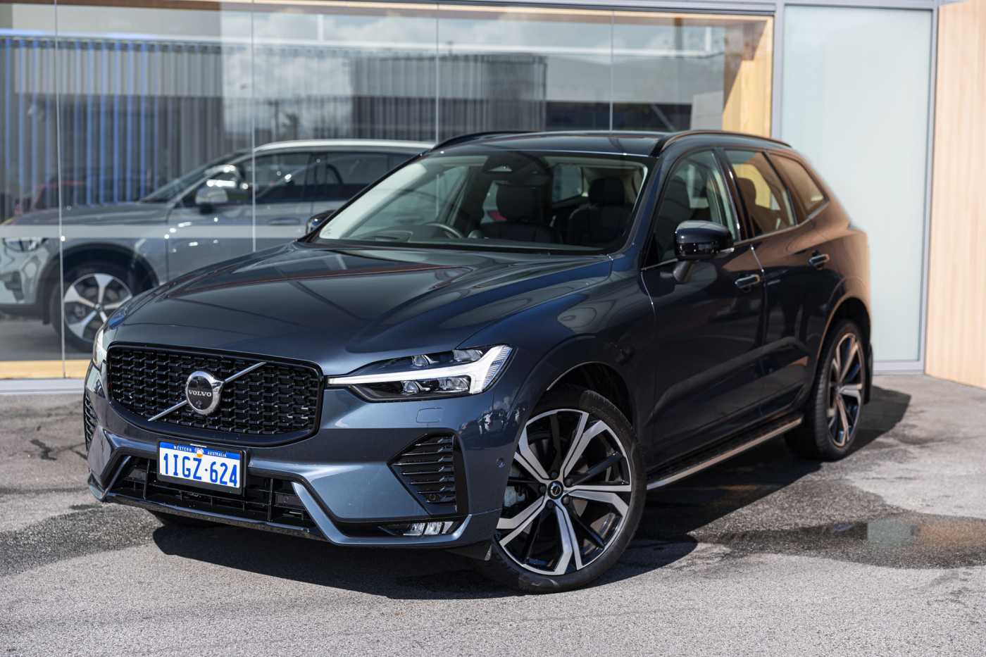 Volvo  XC60 Ultimate, B6 AWD mild hybrid, Petrol, Dark