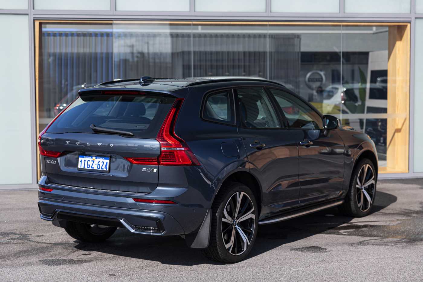 Volvo  XC60 Ultimate, B6 AWD mild hybrid, Petrol, Dark