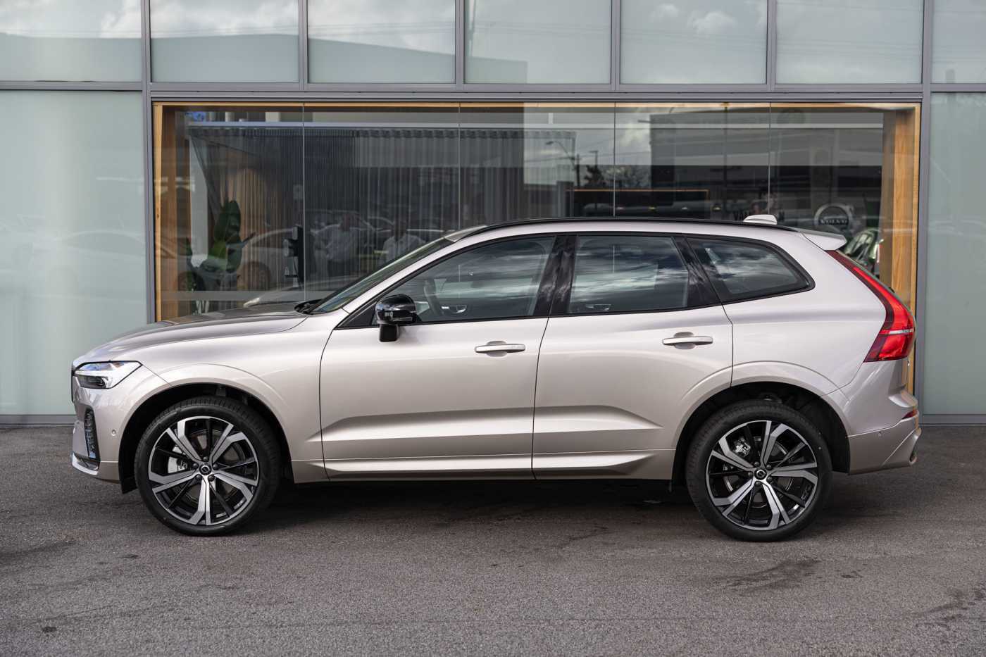 Volvo  XC60 Ultimate, B6 AWD mild hybrid, Petrol, Dark