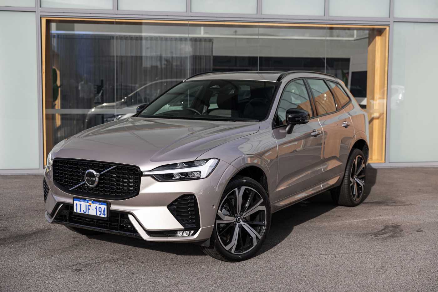 Volvo  XC60 Ultimate, B6 AWD mild hybrid, Petrol, Dark