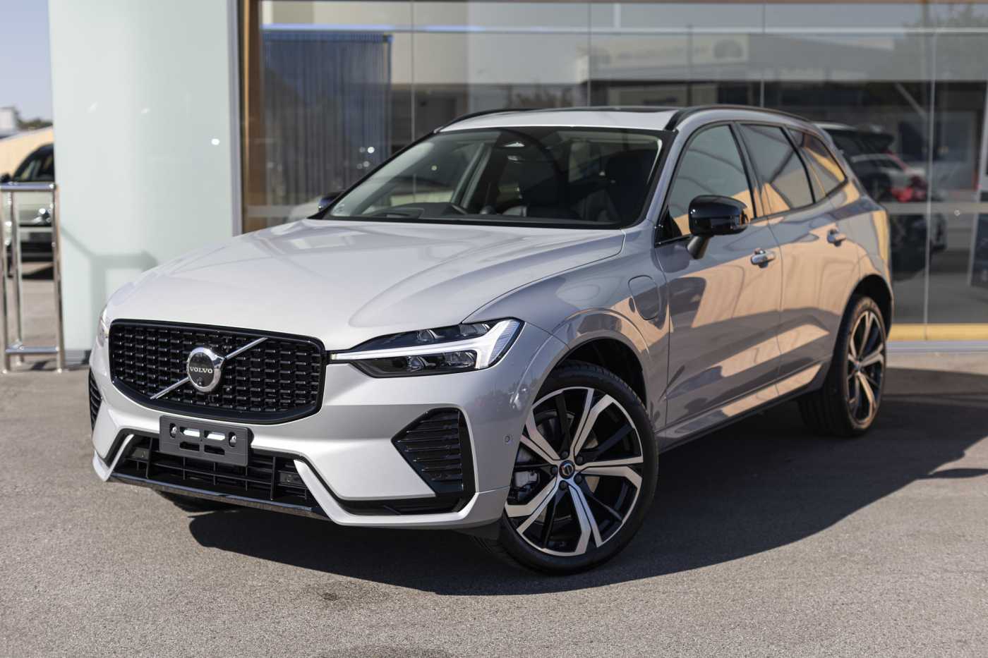 Volvo  XC60 Recharge Ultimate, T8 Plug-in hybrid, Electric/Petrol, Dark