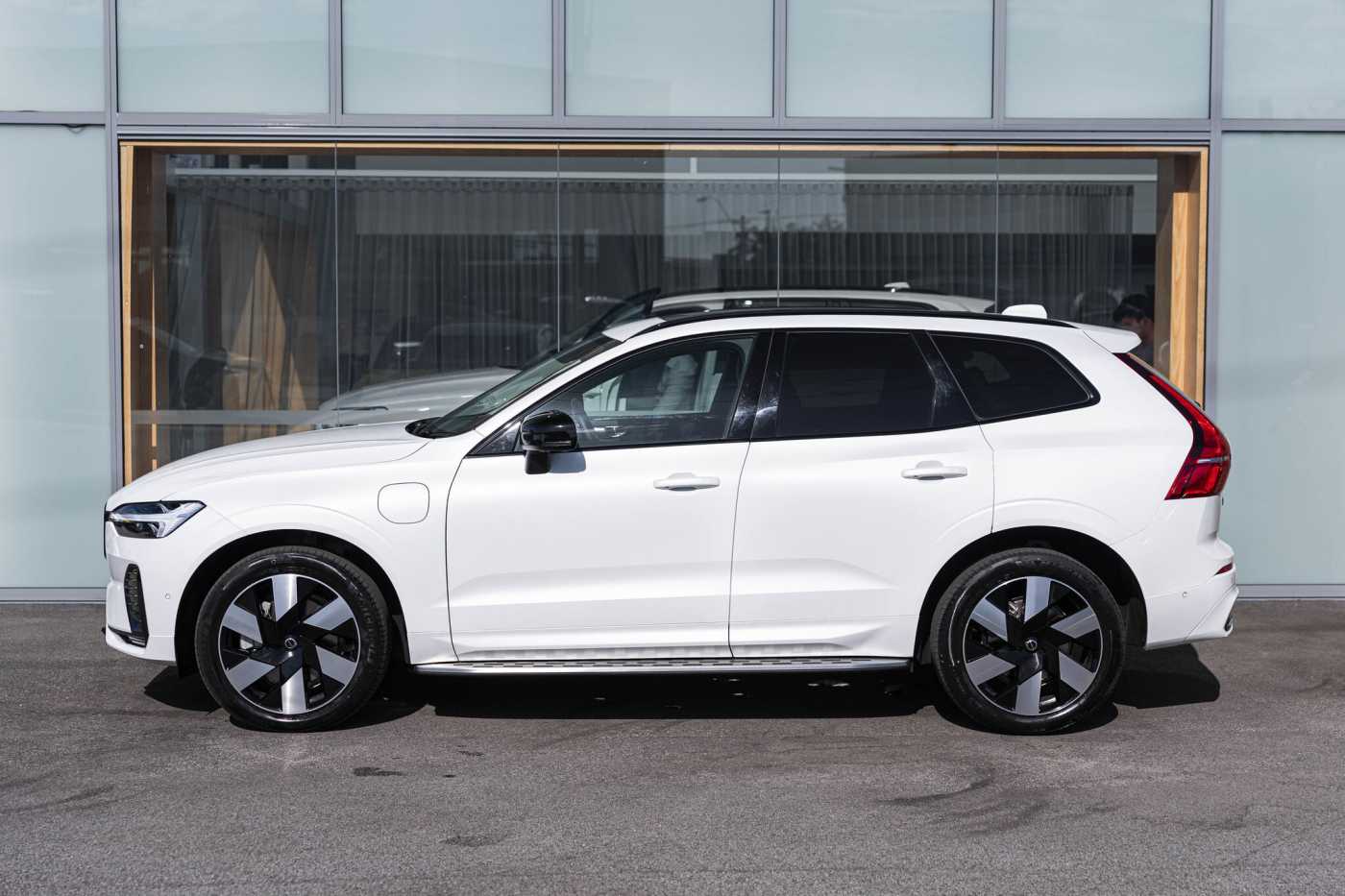 Volvo  XC60 Recharge Plus, T8 AWD Plug-in hybrid, Electric/Petrol, Dark