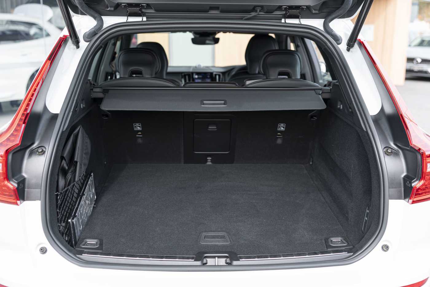 Volvo  XC60 Ultimate, B6 AWD mild hybrid, Petrol, Dark