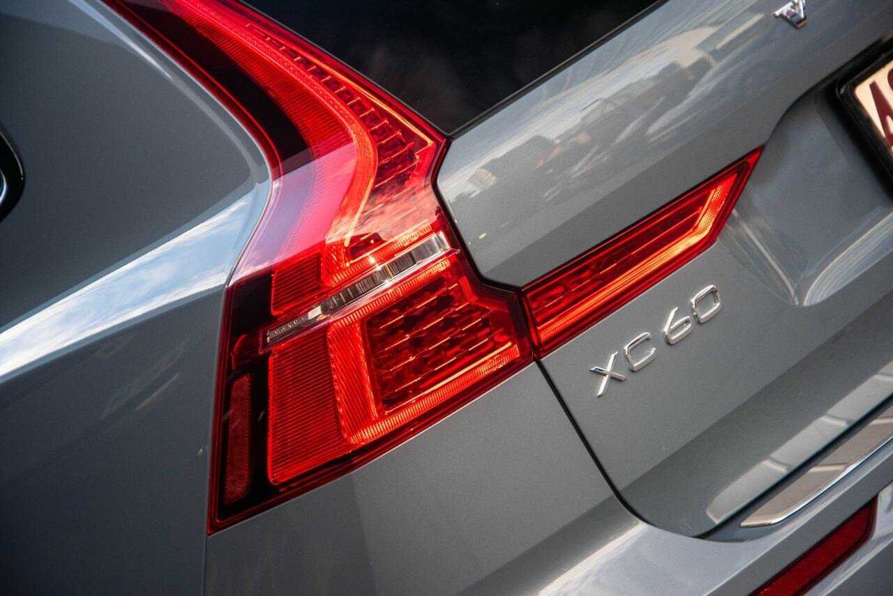 Volvo  XC60 Recharge Ultimate, T8 AWD Plug-in hybrid, Electric/Petrol, Dark