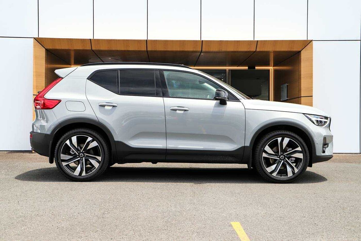 Volvo  XC40 Ultra, B4 AWD Mild hybrid, Petrol, Dark