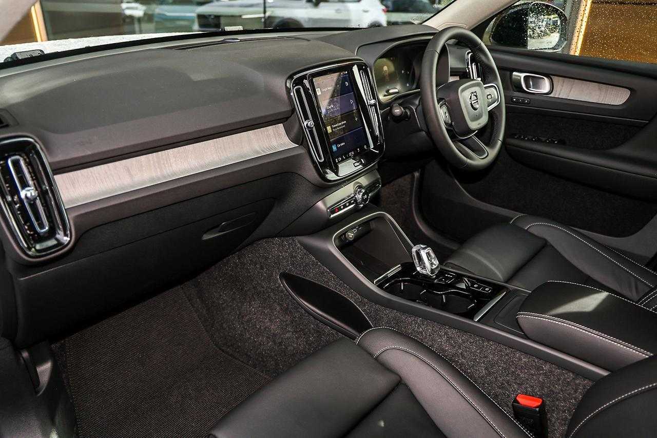 Volvo  XC40 Ultra, B4 AWD Mild hybrid, Petrol, Dark