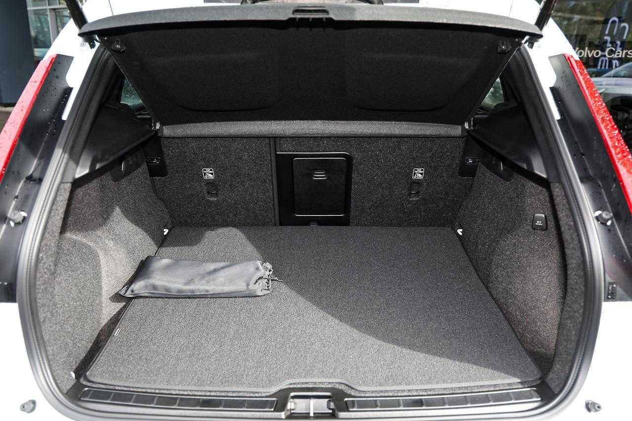 Volvo  XC40 Ultra, B4 AWD Mild hybrid, Petrol, Dark