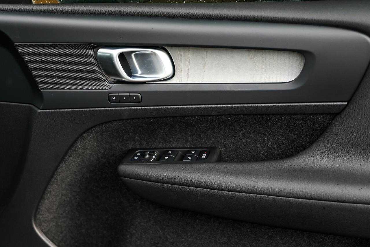 Volvo  XC40 Ultra, B4 AWD Mild hybrid, Petrol, Dark