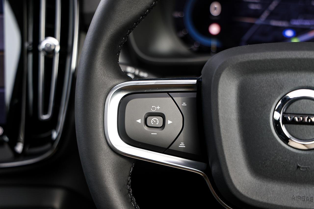Volvo  XC40 Ultra, B4 AWD Mild hybrid, Petrol, Dark