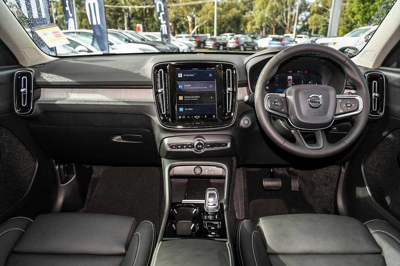 Volvo  XC40 Ultra, B4 AWD Mild hybrid, Petrol, Dark