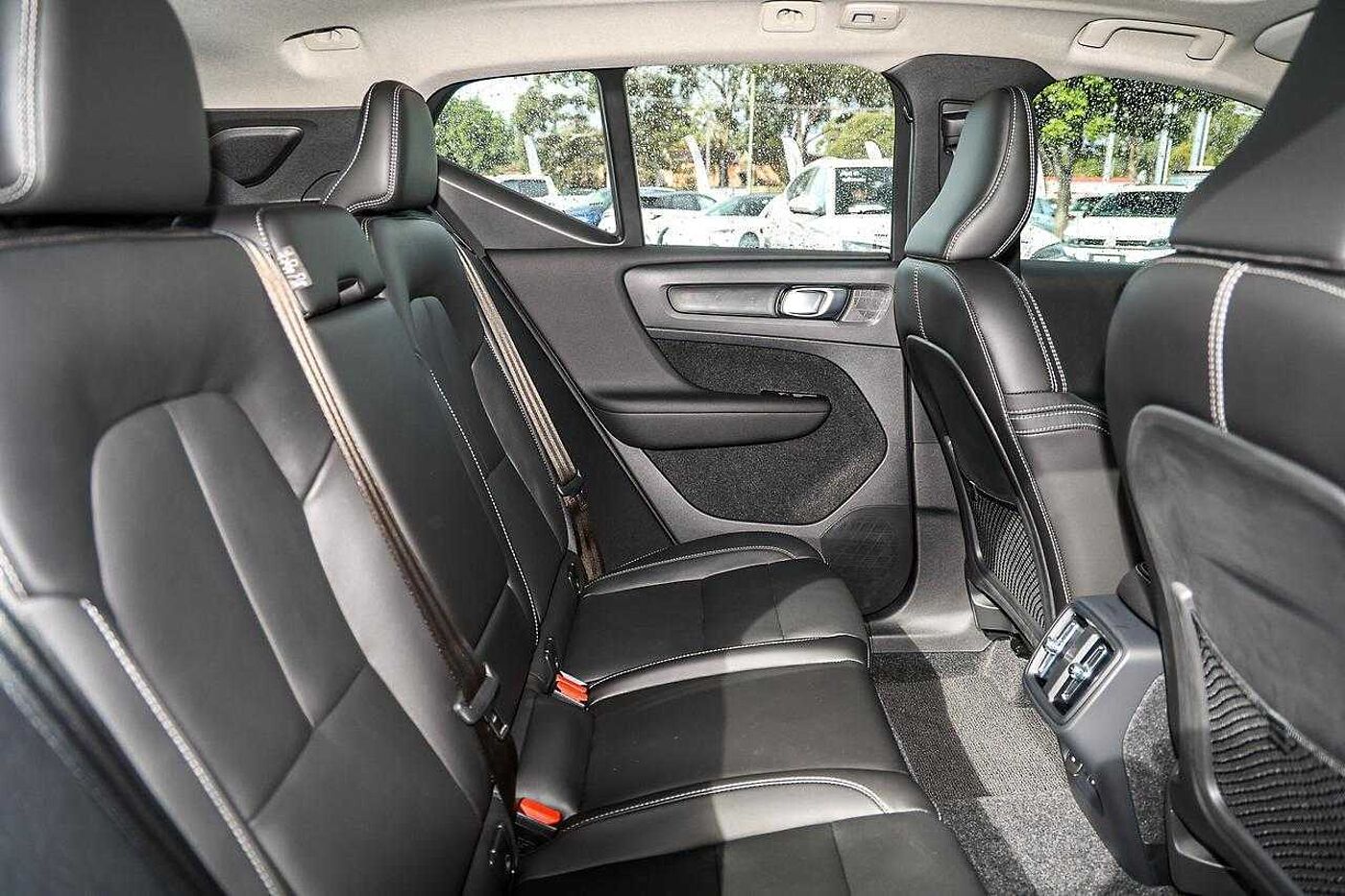 Volvo  XC40 Ultra, B4 AWD Mild hybrid, Petrol, Dark