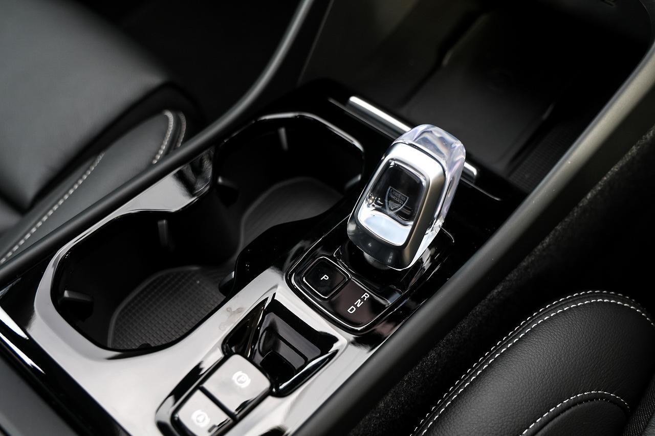 Volvo  XC40 Ultra, B4 AWD Mild hybrid, Petrol, Dark