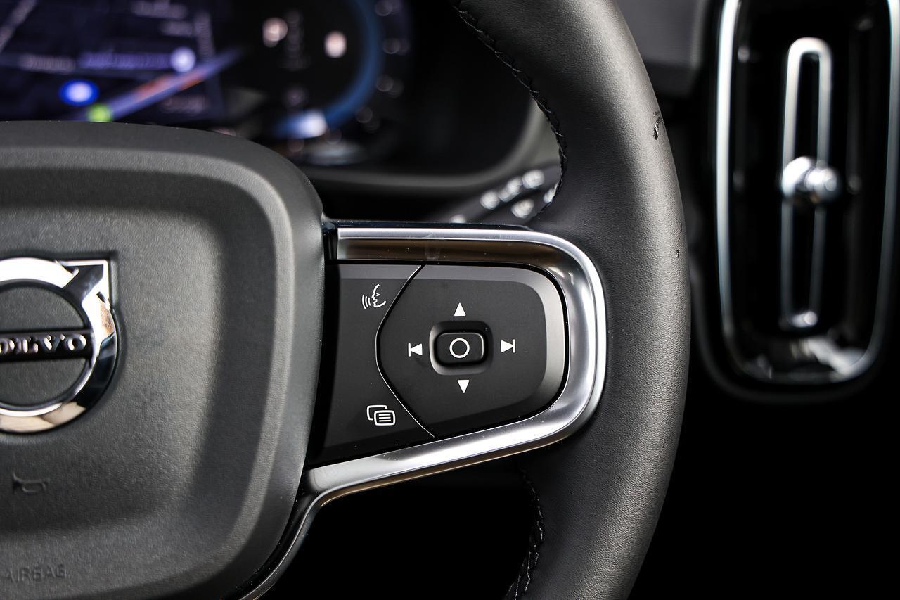 Volvo  XC40 Ultra, B4 AWD Mild hybrid, Petrol, Dark