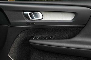 Volvo  XC40 Ultra, B4 AWD Mild hybrid, Petrol, Dark