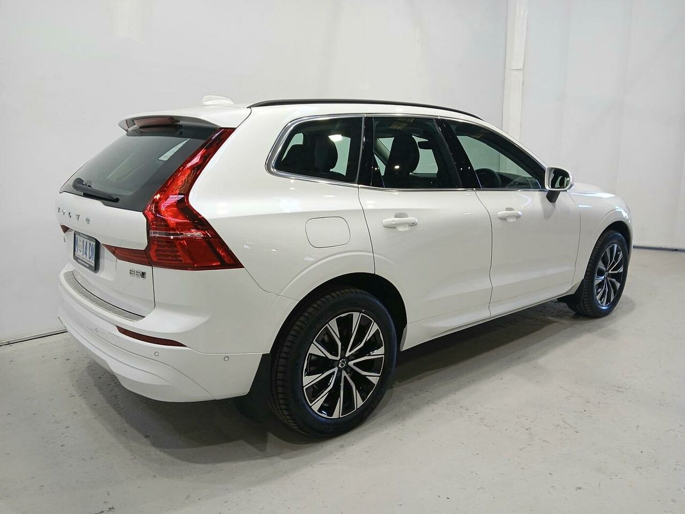 Volvo  UZ MY23 Plus B5 AWD