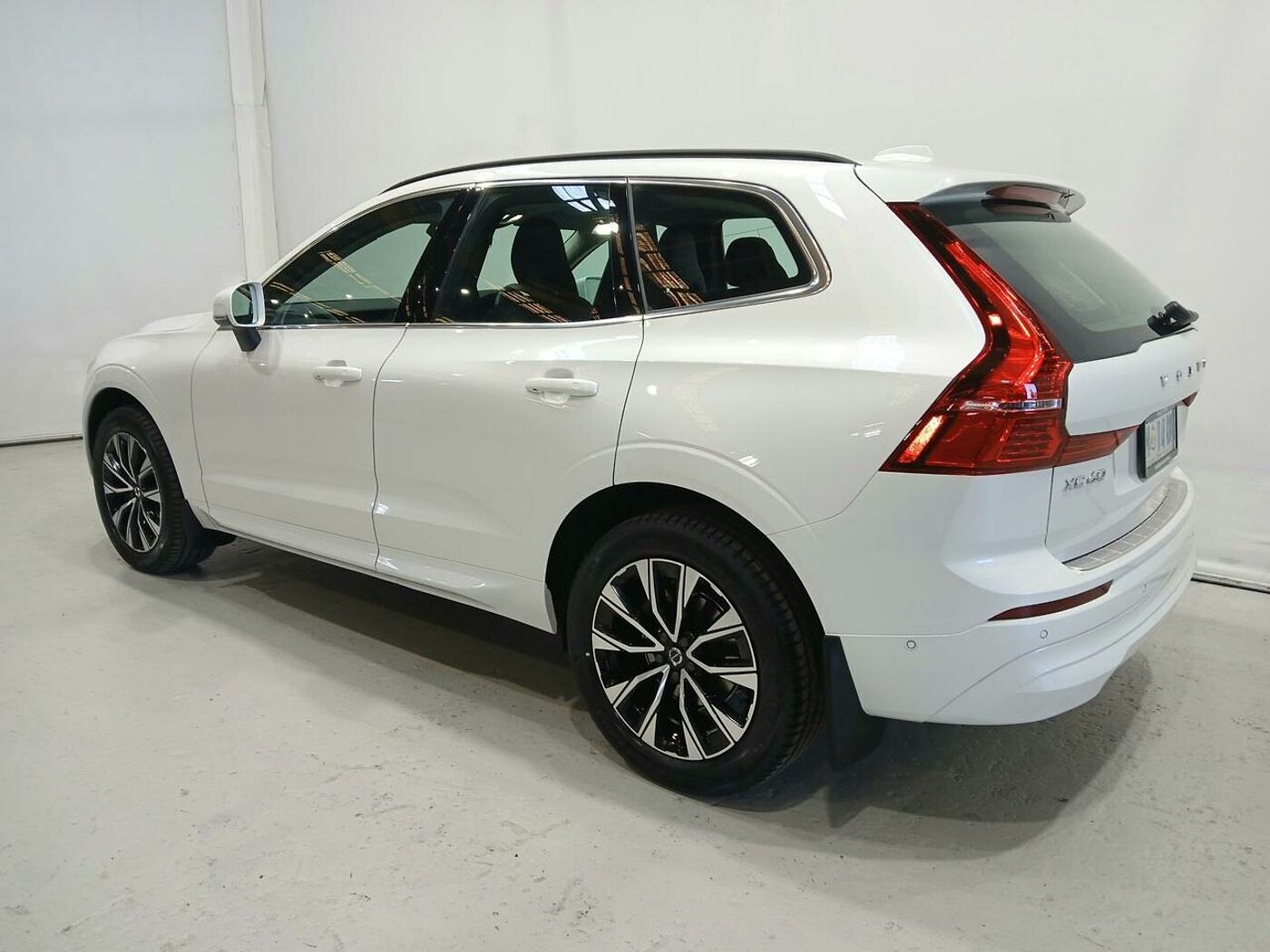 Volvo  UZ MY23 Plus B5 AWD