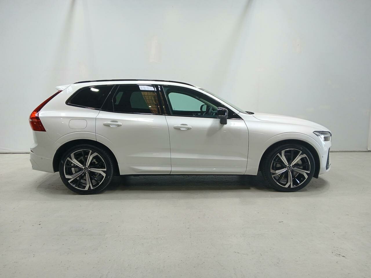 Volvo  XC60 Recharge Ultimate, T8 Plug-In Hybrid, Electric/Petrol, Dark